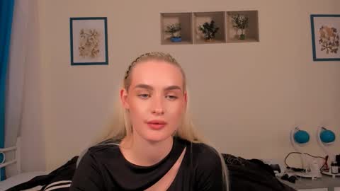 Snapshot of oliviahappy chatting on April 2026 07:54:01 PM oliviaBeauty online show from April 2026 07:54:01 PM