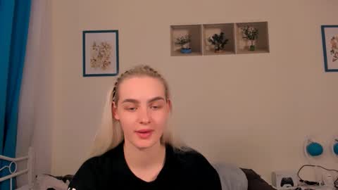 Snapshot of oliviahappy chatting on April 2026 06:19:02 PM oliviaBeauty online show from April 2026 06:19:02 PM