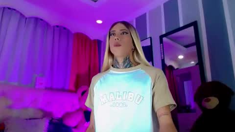oliviahot01 online show from May 2026 01:21:01 AM