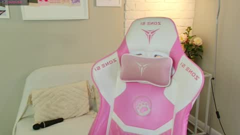 Olivia online show from October 2025 05:10:01 PM