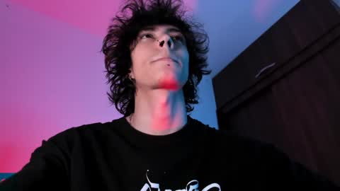 Snapshot of olliver___y chatting on December 2024 02:35:01 AM online show from December 2024 02:35:01 AM