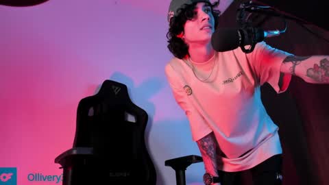 Snapshot of olliver___y chatting on December 2024 10:14:01 AM online show from December 2024 10:14:01 AM