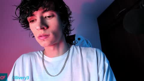 Snapshot of olliver___y chatting on February 2025 03:59:01 AM online show from February 2025 03:59:01 AM