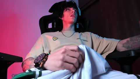 Snapshot of olliver___y chatting on February 2025 06:14:01 AM online show from February 2025 06:14:01 AM