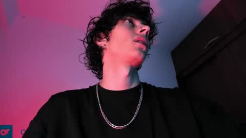 Snapshot of olliver___y chatting on February 2025 12:41:01 AM online show from February 2025 12:41:01 AM