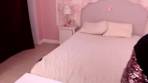 Snapshot of oneblondenicole chatting on October 2025 04:42:01 AM Nicole online show from October 2025 04:42:01 AM