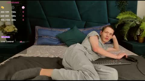 Erick  online show from February 2025 01:33:01 AM