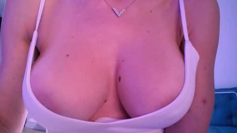 Snapshot of oxxxy__ chatting on November 2025 04:21:01 AM OXY online show from November 2025 04:21:01 AM