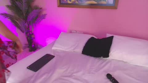 Pammela Smith online show from December 2025 08:47:02 PM