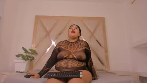 Paola online show from October 2025 09:33:01 PM