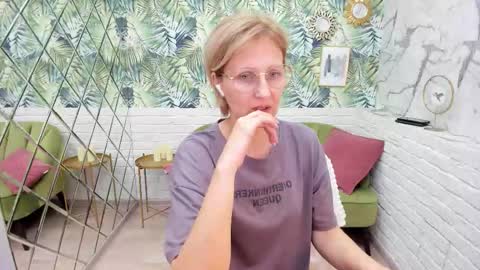 Snapshot of paris_cherry chatting on November 2025 08:10:01 PM Paris online show from November 2025 08:10:01 PM