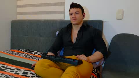 Snapshot of paris_mark chatting on November 2025 04:12:01 AM Mark Paris online show from November 2025 04:12:01 AM