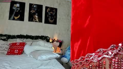 Paris online show from December 2024 05:05:02 AM