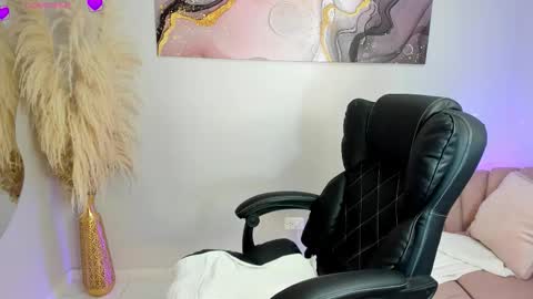 Snapshot of parisangel_ chatting on January 2026 01:18:01 AM Paris online show from January 2026 01:18:01 AM