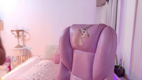 Sofa online show from May 2026 04:39:02 AM