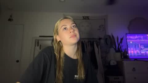 peachesncreampiezz online show from June 2026 12:35:02 AM