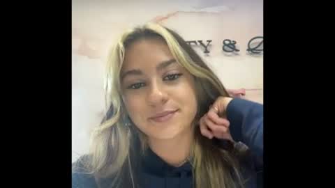 peachesncreampiezz online show from June 2026 06:02:01 PM