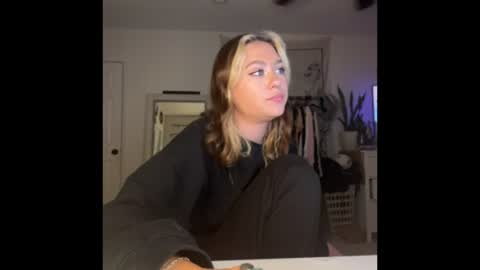 peachesncreampiezz online show from July 2026 02:35:02 AM