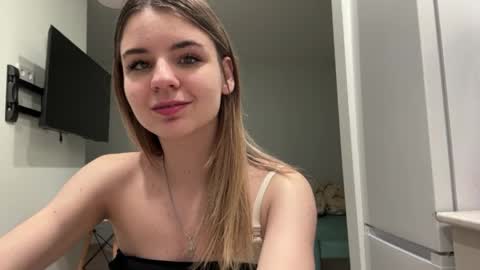 Snapshot of peachy_keens chatting on April 2026 06:08:02 PM Peachy online show from April 2026 06:08:02 PM