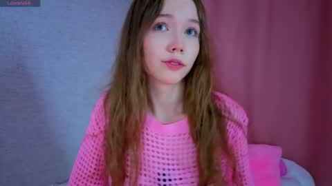 pearly_peach_ online show from June 2026 06:13:01 PM