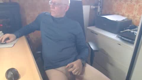 Snapshot of pemue65 chatting on April 2026 06:02:02 AM Pemue65 online show from April 2026 06:02:02 AM