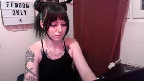 Snapshot of persephones_garden chatting on April 2026 12:11:02 PM Persephone online show from April 2026 12:11:02 PM