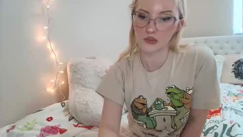 Snapshot of petite_cupcake chatting on November 2025 06:30:01 PM Little cupcake online show from November 2025 06:30:01 PM