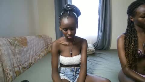 Snapshot of petite_funnie chatting on November 2025 10:05:01 AM petite_funnie online show from November 2025 10:05:01 AM