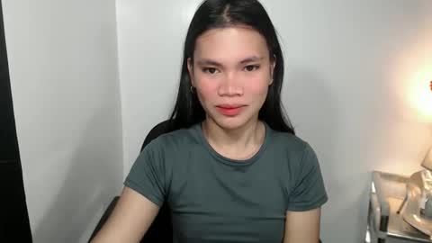 Snapshot of petite_pauline chatting on February 2026 05:27:02 AM petite_pauline online show from February 2026 05:27:02 AM