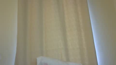 Snapshot of petite_tanya chatting on December 2025 04:19:01 AM Tanya online show from December 2025 04:19:01 AM