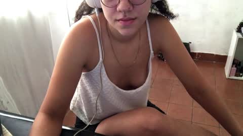 Snapshot of petitecurlybrunette chatting on April 2026 12:43:02 PM Mlian online show from April 2026 12:43:02 PM