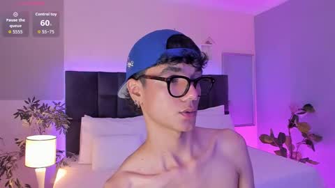 Snapshot of phillicious_ chatting on November 2025 09:36:02 PM Phillip online show from November 2025 09:36:02 PM