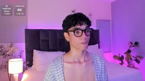 Snapshot of phillicious_ chatting on November 2025 10:42:02 PM Phillip online show from November 2025 10:42:02 PM