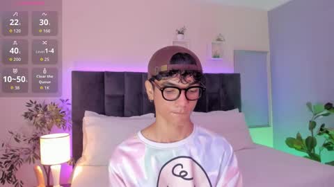 Snapshot of phillicious_ chatting on December 2025 10:18:02 PM Phillip online show from December 2025 10:18:02 PM