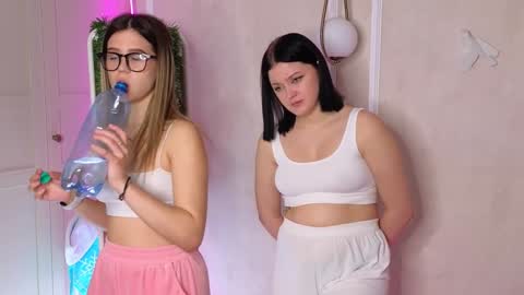 Snapshot of phyllisheart chatting on December 2024 02:04:01 PM Lora black and Lili blonde welcome you here online show from December 2024 02:04:01 PM