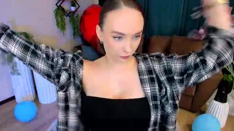 Emelie online show from September 2025 07:47:01 PM