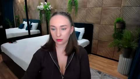 Emelie online show from October 2025 05:03:01 PM