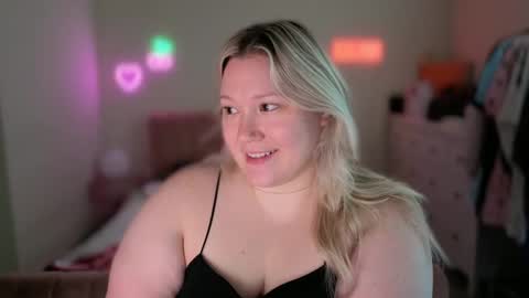 Snapshot of piggyrose chatting on November 2025 07:05:01 PM Piggy Rose online show from November 2025 07:05:01 PM