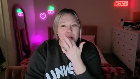 Snapshot of piggyrose chatting on December 2025 11:31:01 PM Piggy Rose online show from December 2025 11:31:01 PM