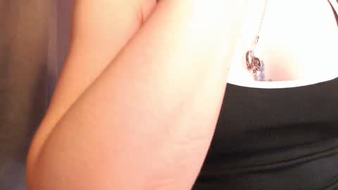 Snapshot of pineapple__mood chatting on October 2025 07:07:02 AM online show from October 2025 07:07:02 AM