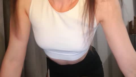 Snapshot of pineapple__mood chatting on November 2025 06:40:01 PM online show from November 2025 06:40:01 PM