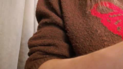 Snapshot of pineapple__mood chatting on December 2025 06:49:01 PM online show from December 2025 06:49:01 PM