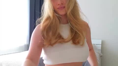 Snapshot of pink_rosee_ chatting on September 2025 03:17:01 AM online show from September 2025 03:17:01 AM