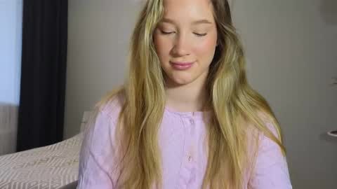 Snapshot of pink_rosee_ chatting on October 2025 03:46:02 AM online show from October 2025 03:46:02 AM