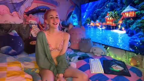 Snapshot of pinkocean3 chatting on March 2025 07:32:01 AM Gwenie online show from March 2025 07:32:01 AM