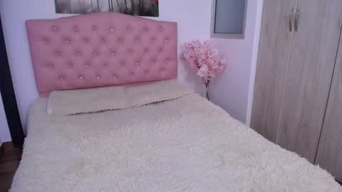 Snapshot of pinky_f00x chatting on September 2025 02:37:02 AM pinky_f00x online show from September 2025 02:37:02 AM