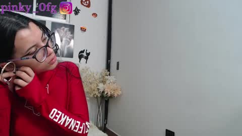 Snapshot of pinky_f00x chatting on October 2025 12:21:02 AM pinky_f00x online show from October 2025 12:21:02 AM