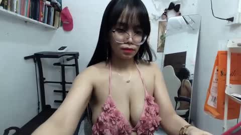 Snapshot of pinkyrosexx chatting on January 2025 12:22:02 AM Rose online show from January 2025 12:22:02 AM