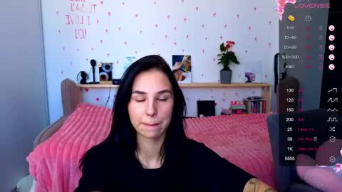 Snapshot of pixie_molly chatting on April 2026 04:05:02 AM Molly online show from April 2026 04:05:02 AM