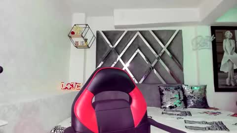 Snapshot of pocahontasweetss chatting on December 2024 03:11:02 PM I dream of having many followers online show from December 2024 03:11:02 PM